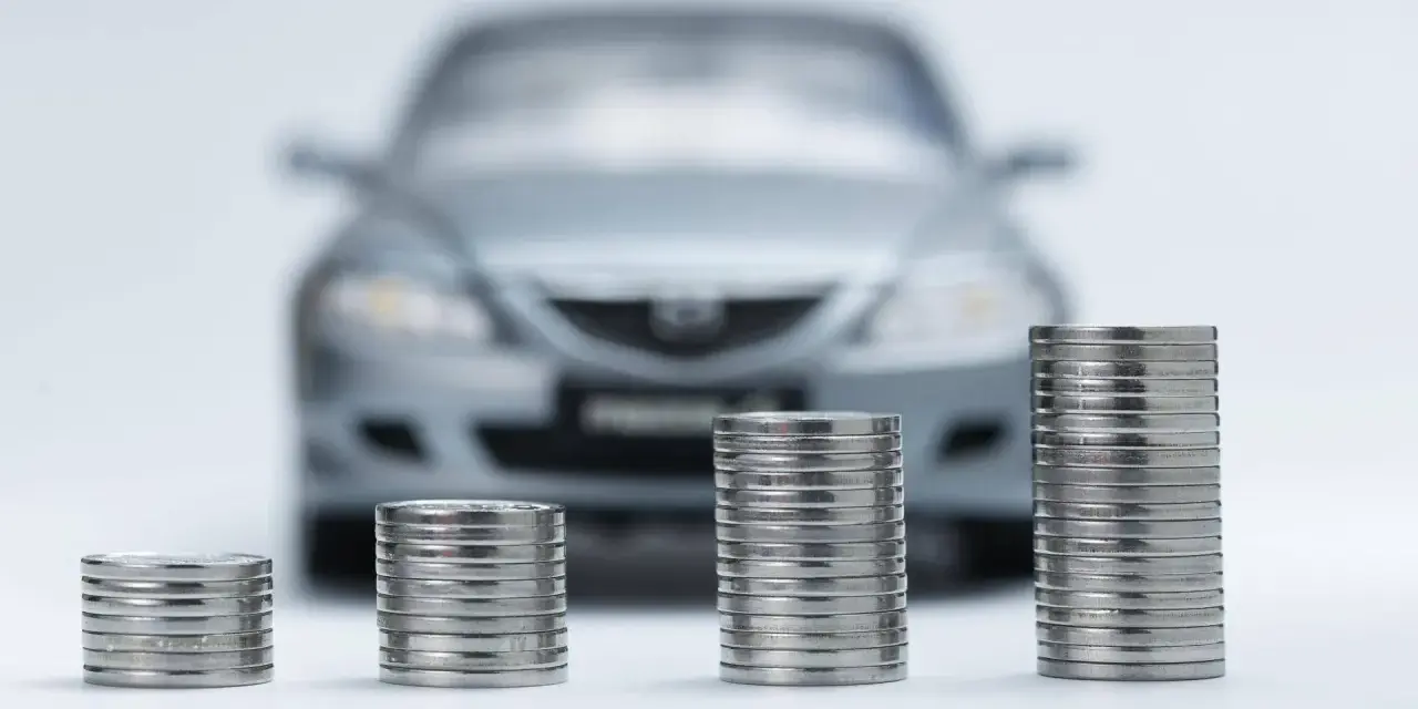 Monete in crescita davanti a un'auto sfocata, simbolo di speranza per l'abolizione superbollo e un futuro più sereno per gli automobilisti.