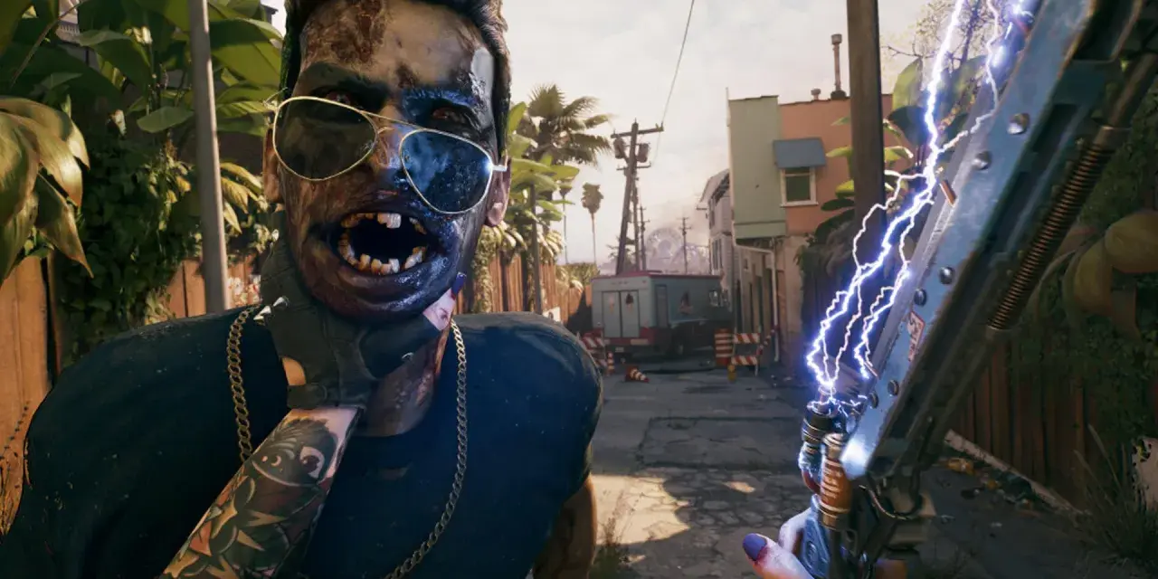 Gracz w trybie **Dead Island 2 coop** mierzy z elektrycznej broni w przerażającego zombie w okularach.