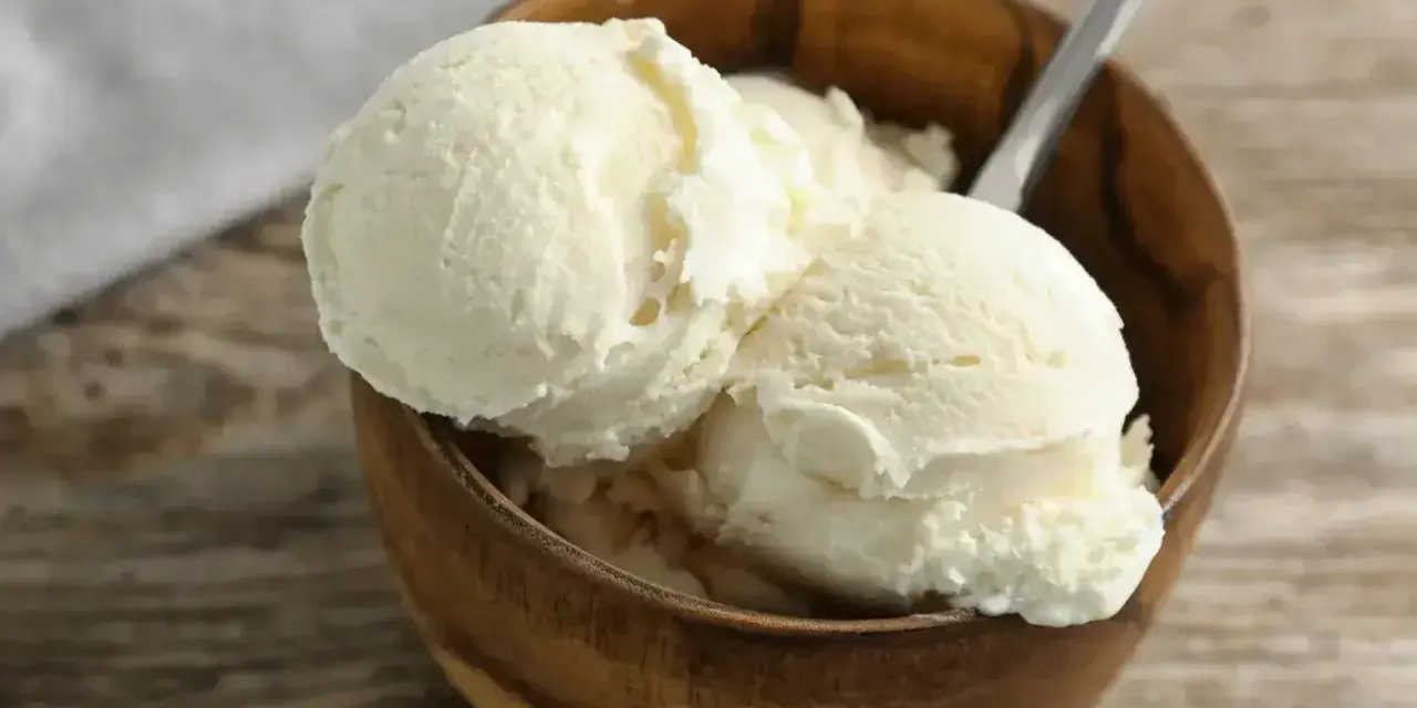 Pyszne lody śmietankowe w drewnianej misce, idealne na lato. Ten przepis na lody śmietankowe jest prosty i szybki.