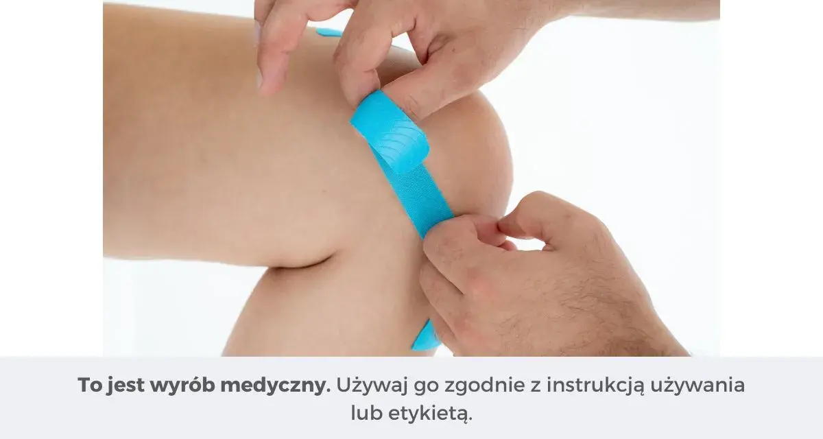 Dłonie aplikują niebieskie plastry kinesiotaping na kolano. Instrukcja jak naklejać plastry kinesiotaping jest kluczowa.