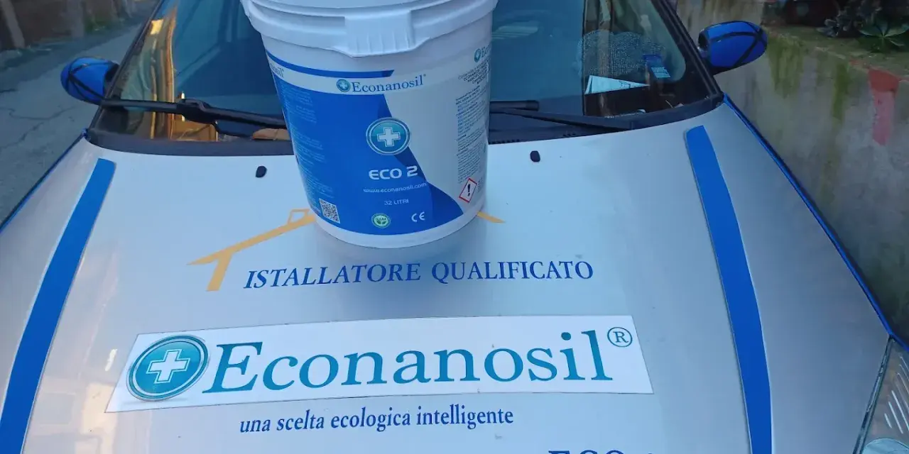 Secchio Econanosil ECO 2, 32 litri, su cofano auto con adesivi "Installatore Qualificato" e "una scelta ecologica intelligente". Scheda tecnica visibile.