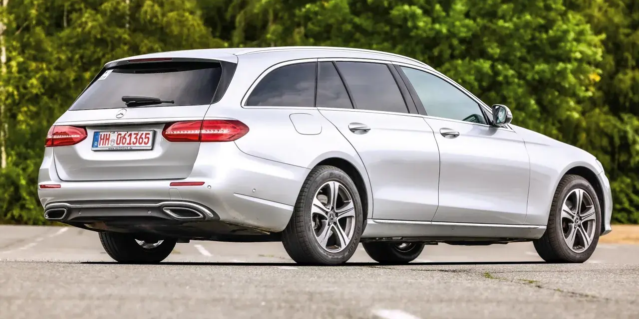 Srebrny Mercedes-Benz W213 kombi na drodze. Zastanawiasz się nad jego zakupem? Sprawdź koszty utrzymania.