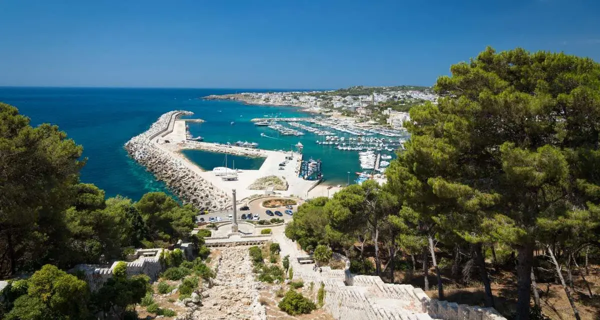 Vista panoramica del porto di Otranto, una delle tappe del cammino del Salento, con il mare azzurro e le barche ormeggiate.