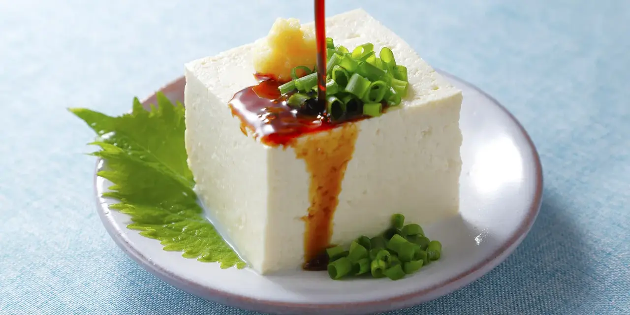Chłodne tofu z sosem sojowym, szczypiorkiem i imbirem. Proste japońskie przekąski przepisy na lato.