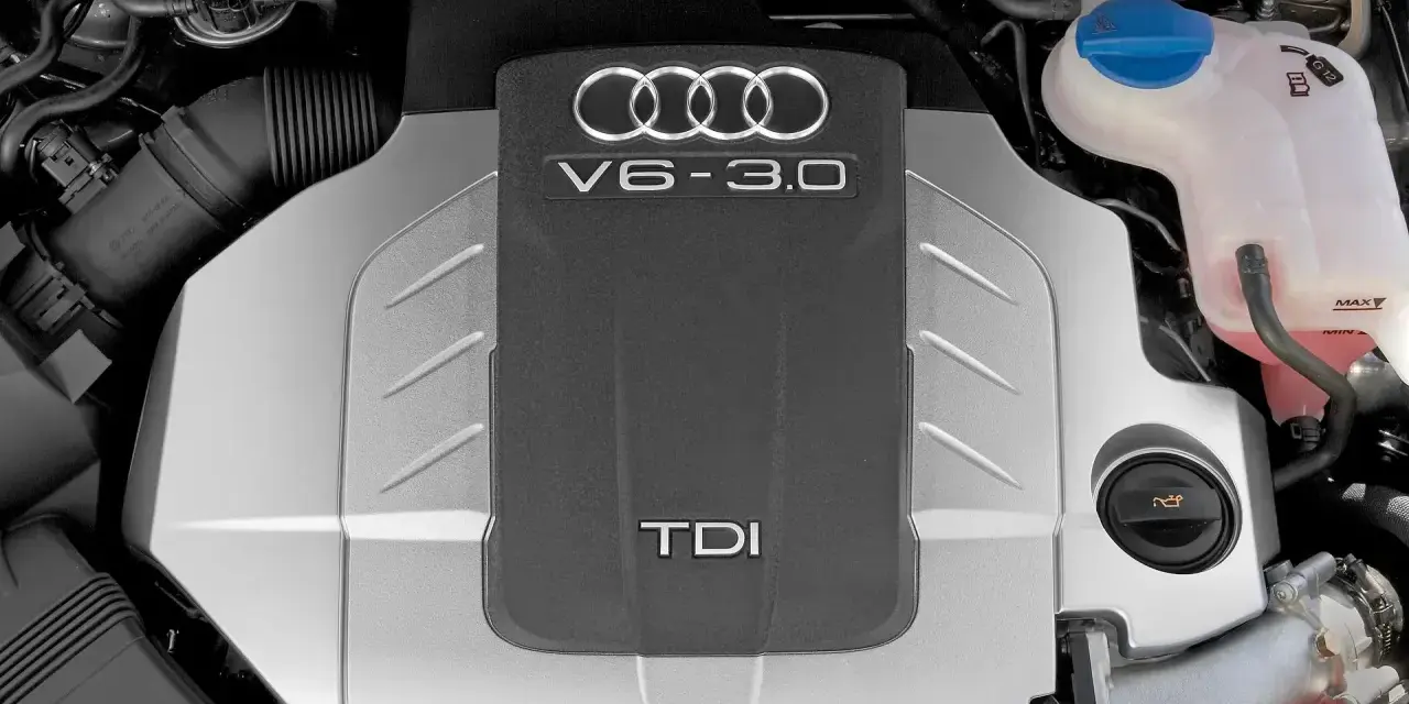 Silnik Audi V6 3.0 TDI. Widoczny rozrząd i zbiornik płynu chłodniczego.