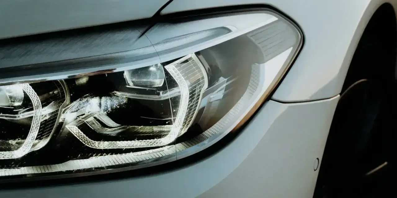 Nowoczesny reflektor LED. Czy żarówki postojowe LED są legalne? To pytanie nurtuje wielu kierowców.