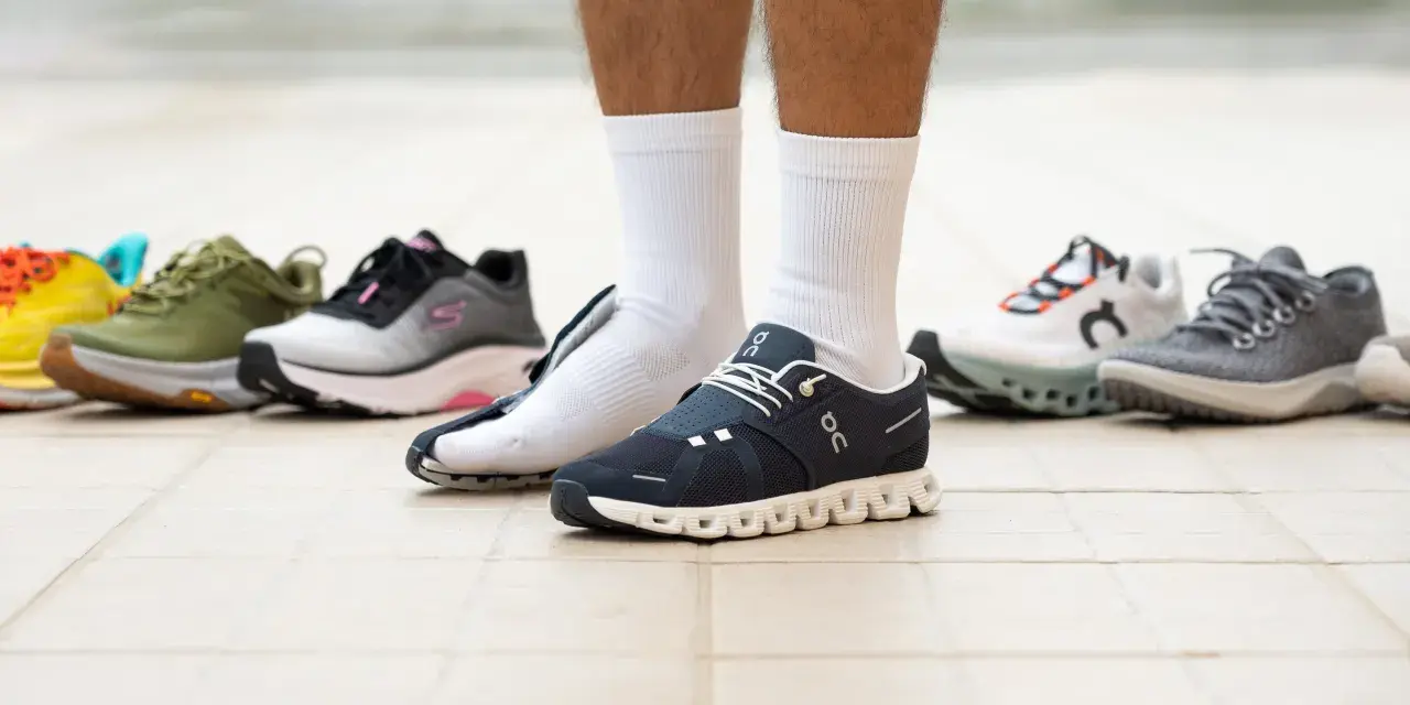 Un hombre prueba varios modelos de zapatillas, buscando el mejor calzado para caminar.