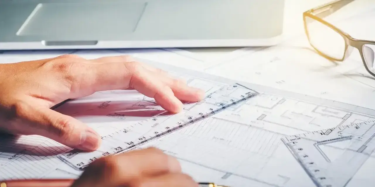 Rysowanie planów, laptop i okulary. Zastanawiasz się, ile zarabia architekt?