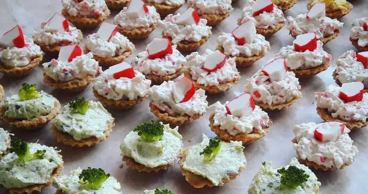 Babeczki na słono z farszem z paluszków krabowych i brokułami. Pyszne przekąski na imprezę.