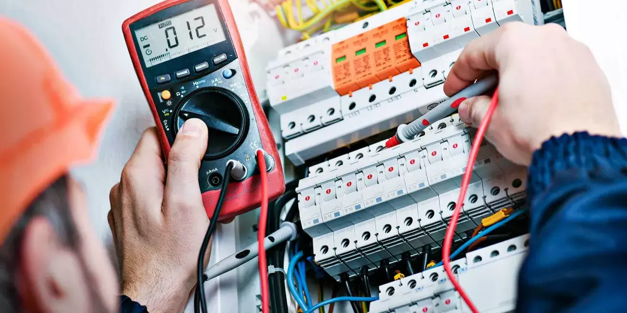 Jak zostać elektrykiem bez szkoły? Krok po kroku do uprawnień SEP