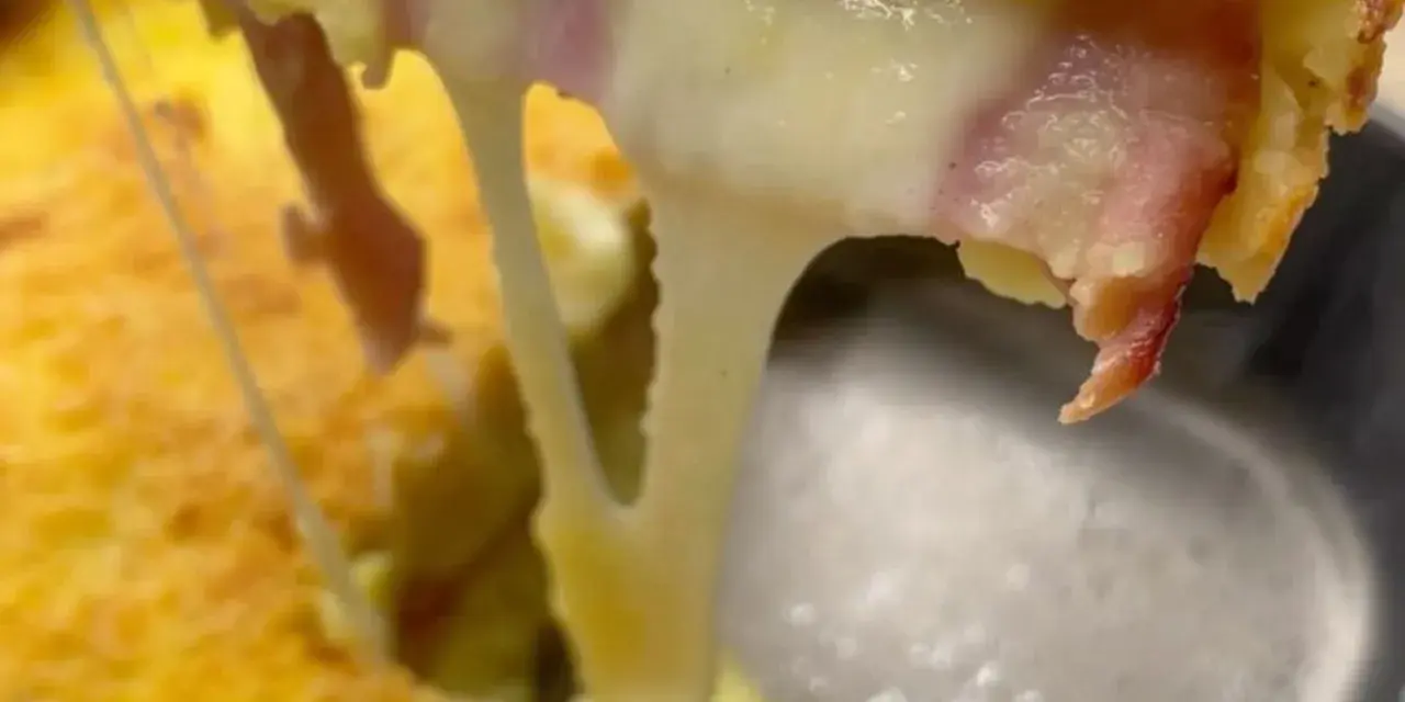 Un delizioso tortino di patate prosciutto e mozzarella filante, con una crosticina dorata e un cuore morbido e saporito.