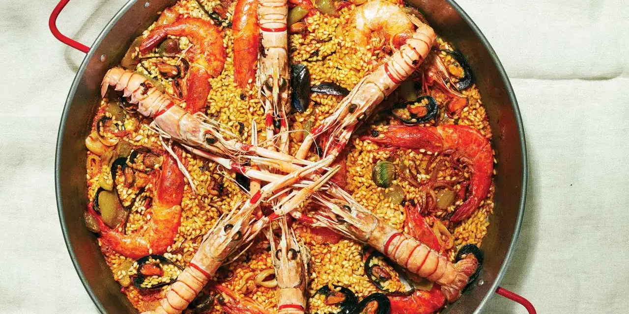 Pyszna paella z owocami morza, ryżem i warzywami. Idealny przepis na paellę dla każdego smakosza.
