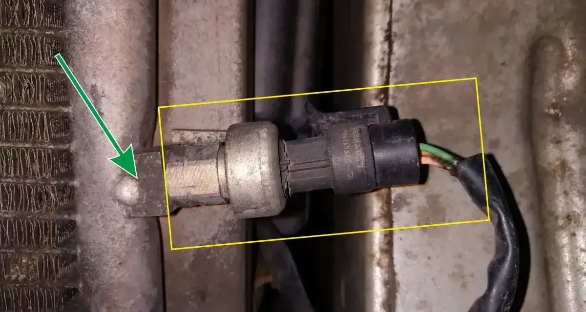 Czujnik ciśnienia klimatyzacji w Renault, powiązany z błędem DTC P0530.