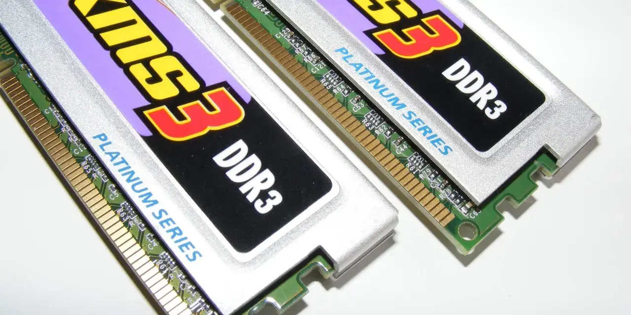 Dwa moduły pamięci RAM DDR3 "XMS3 Platinum Series". Choć wizualnie podobne, kluczowa różnica między DDR3 a DDR3L to napięcie.
