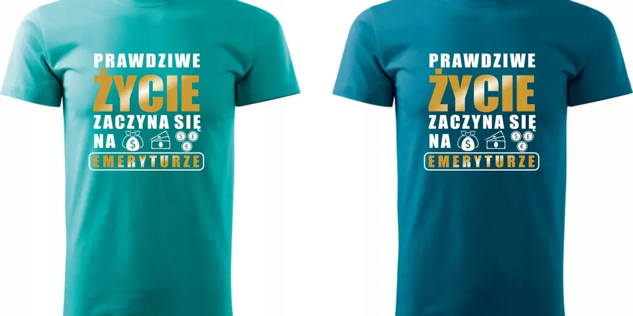Dwie koszulki z napisem "Prawdziwe życie zaczyna się na emeryturze" i symbolami pieniędzy.