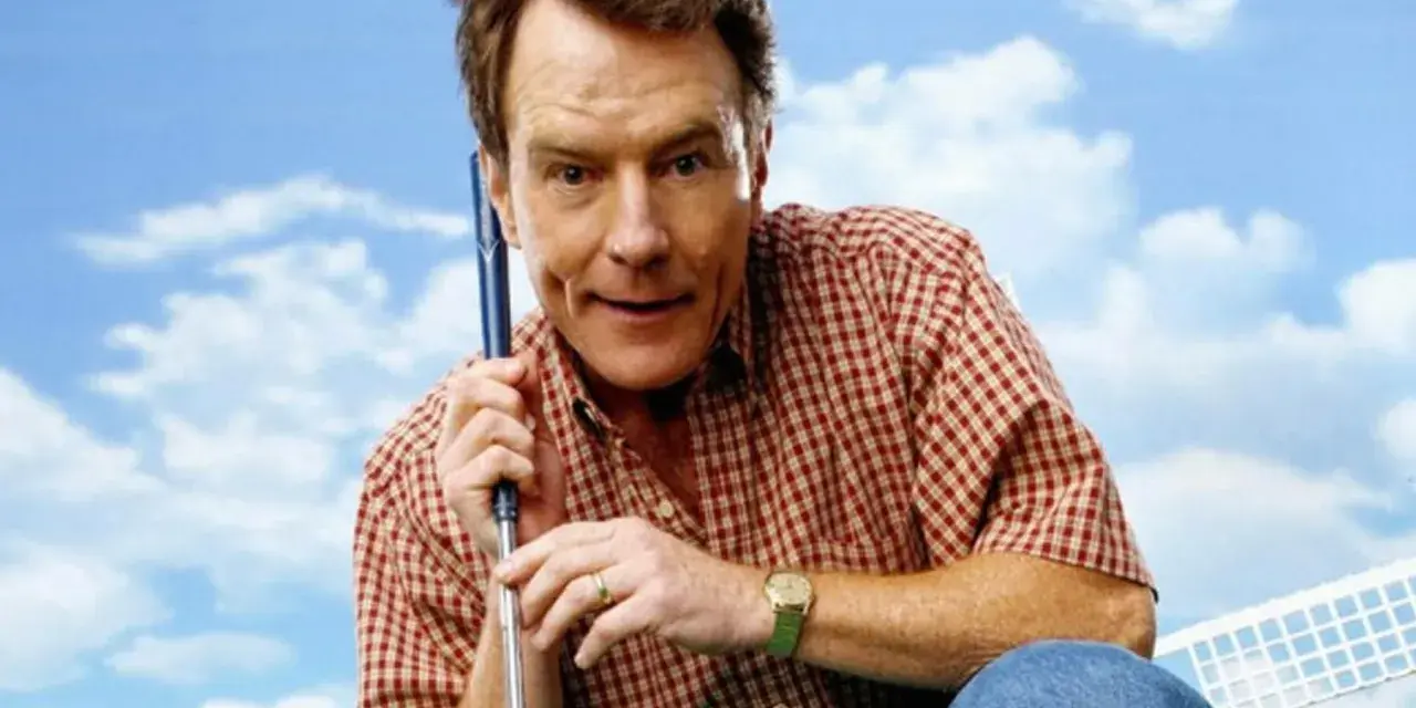 Bryan Cranston w kratę, z kijem golfowym, przypomina postać z jego filmów i seriali.