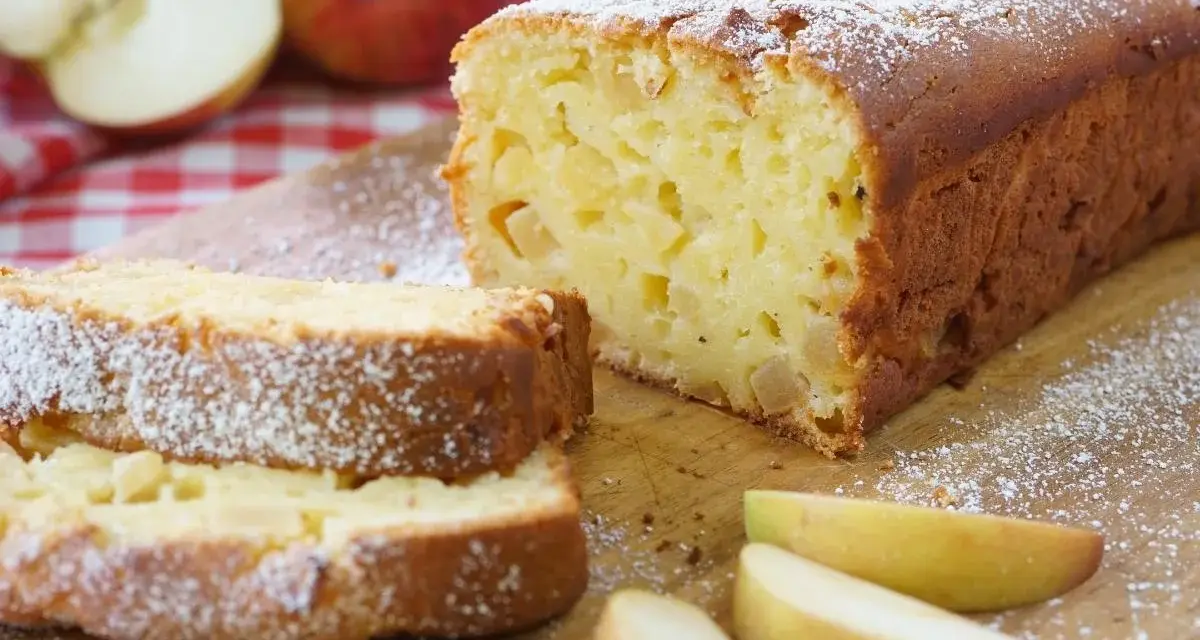 Saftiger Apfelkuchen, bestäubt mit Puderzucker. Dieses Apfelkuchen Rezept ist ein Genuss!