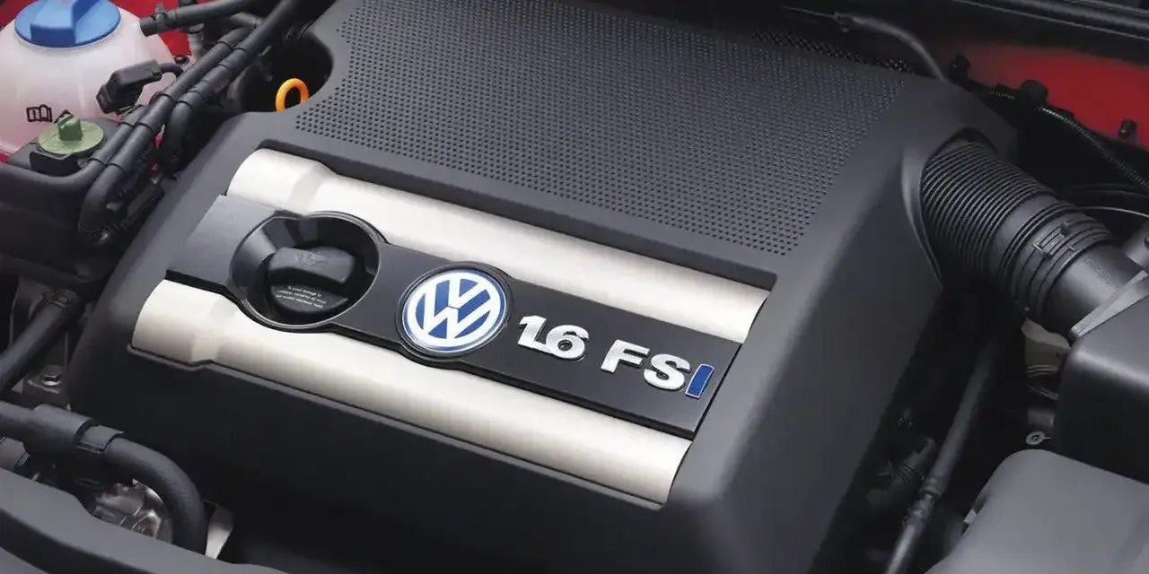 Silnik 1.6 FSI w Golfie 4. Widoczna pokrywa silnika z logo VW i oznaczeniem modelu.