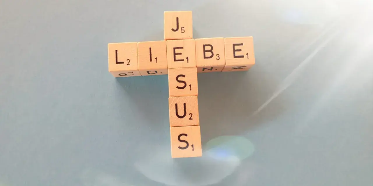 Holzbuchstaben bilden ein Kreuz mit "LIEBE" und "JESUS". Wie in Johannes 5,30 kann ich nichts aus mir selbst tun.