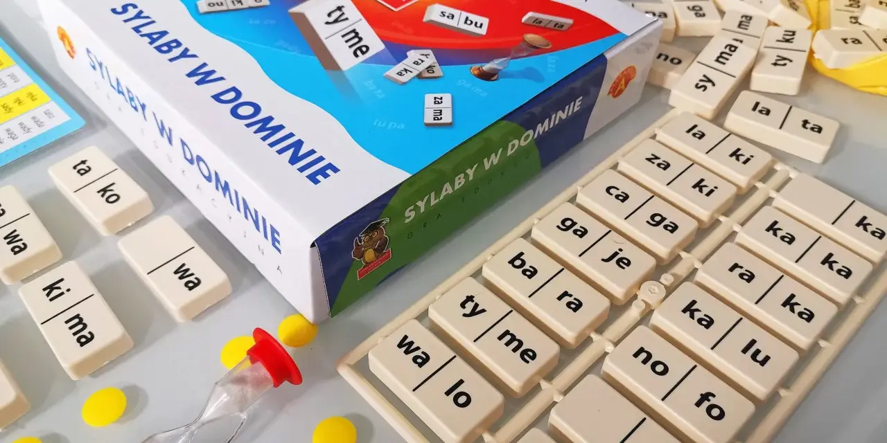 Gra edukacyjna "Sylaby w domnie" z kostkami do nauki czytania.