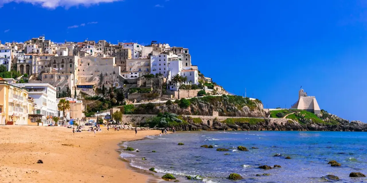 Sperlonga, dove si trova questo incantevole borgo bianco arroccato su una collina, con una spiaggia dorata e il mare azzurro.