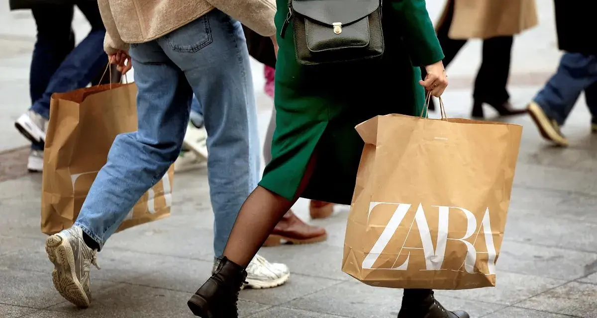 Ludzie idący z torbami ZARA. Może to zakupy, a może zwroty.