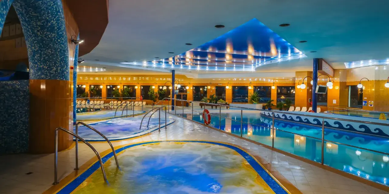 Relaks w basenach Hotelu Gołębiewski w Mikołajkach. Sprawdź, ile kosztuje doba w hotelu Gołębiewski w Mikołajkach, by cieszyć się tym widokiem.