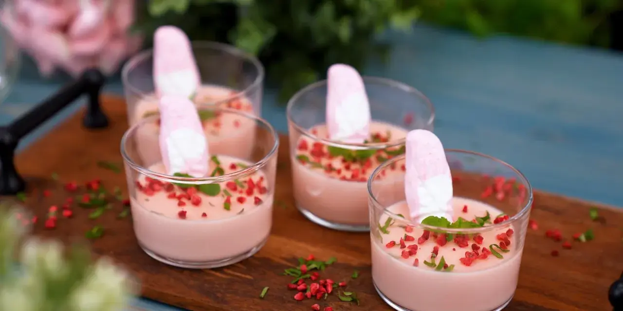 Söta desserter med rosa fluff och strössel, perfekta att baka skumtomtar till.