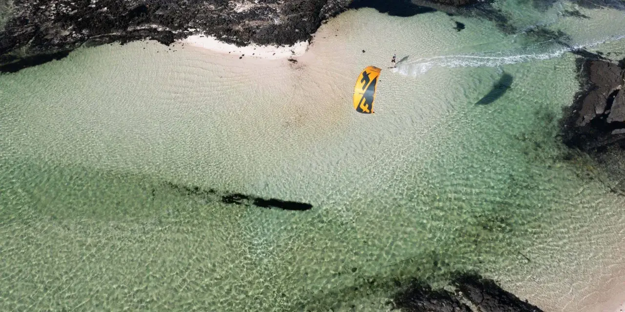 Jak nauczyć się kitesurfingu? Kompletny poradnik dla początkujących
