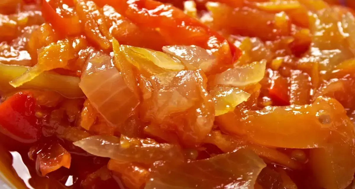 Friggione bolognese, un contorno saporito di cipolle e pomodoro cotto lentamente.