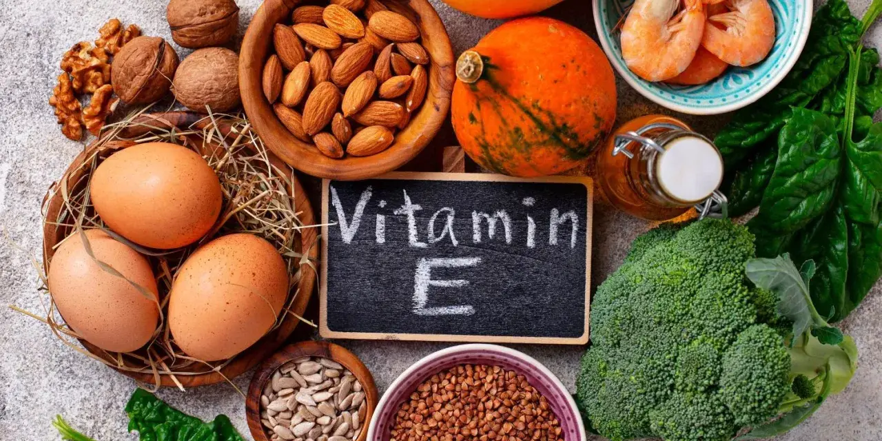 Uova, mandorle, noci, gamberetti, broccoli, spinaci e semi di girasole: alimenti ricchi di **vitamina E**.