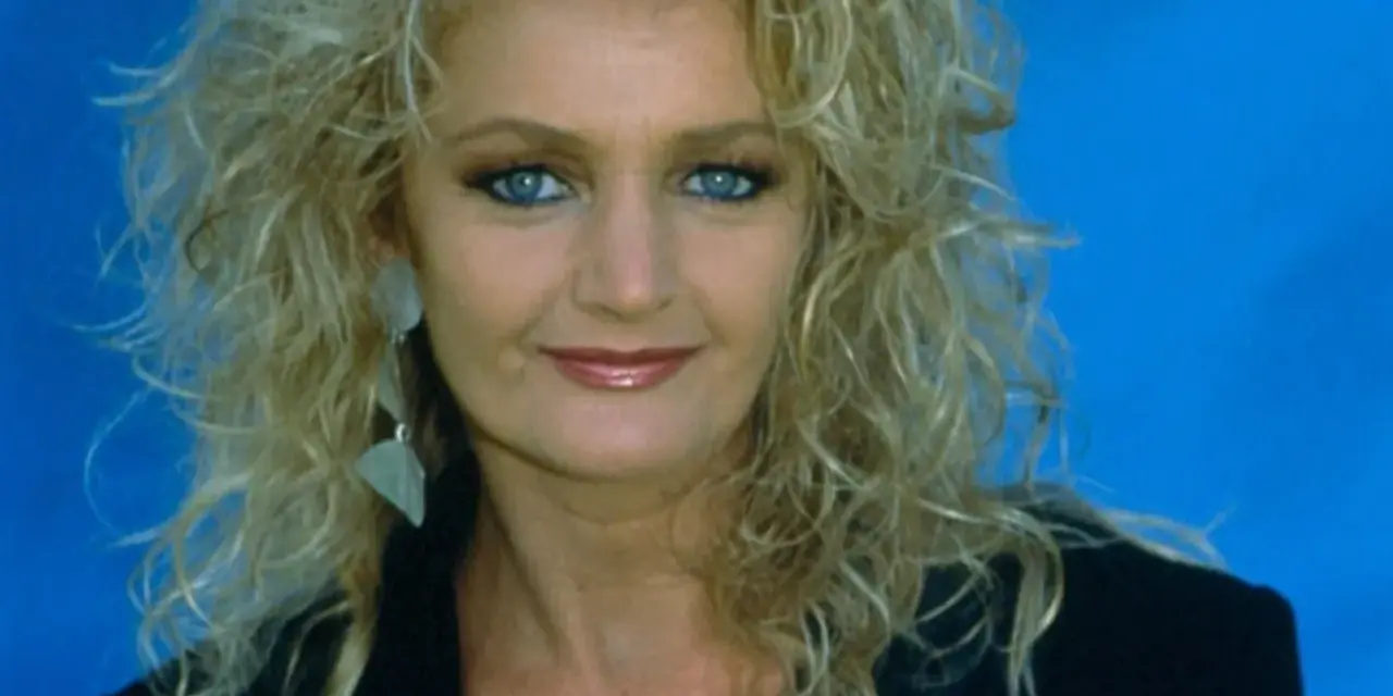 Bonnie Tyler z burzą blond włosów i niebieskimi oczami. Ciekawe, ile lat ma Bonnie Tyler?