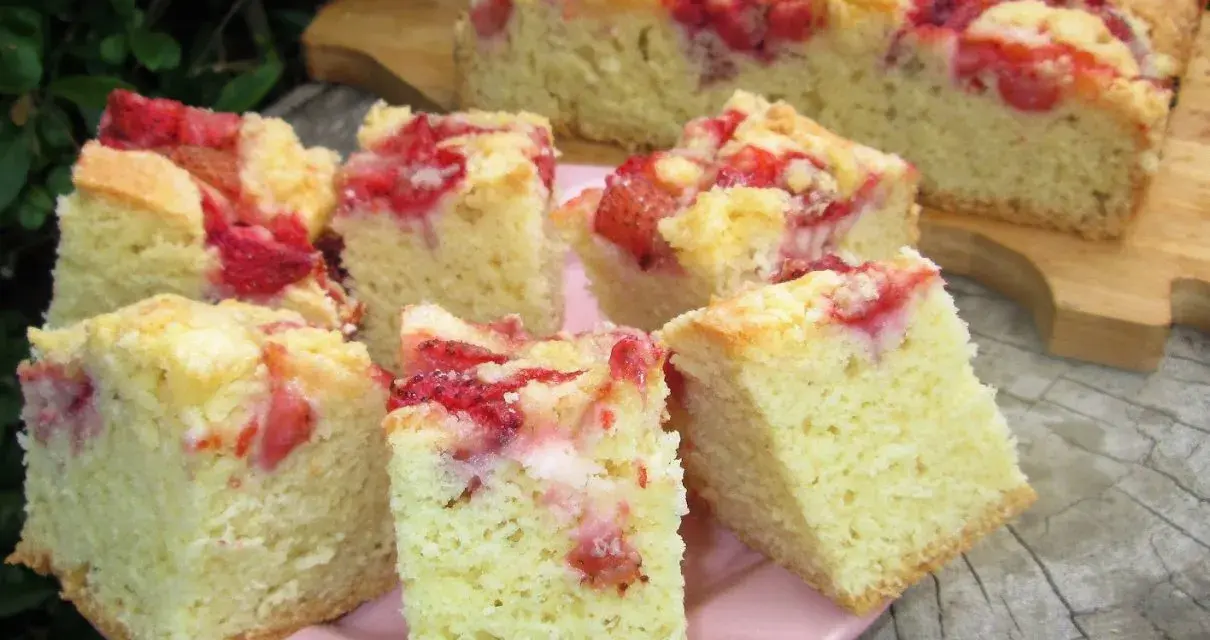 Szybkie i tanie ciasto na dużą blachę z truskawkami i kruszonką. Idealne na letnie popołudnie.