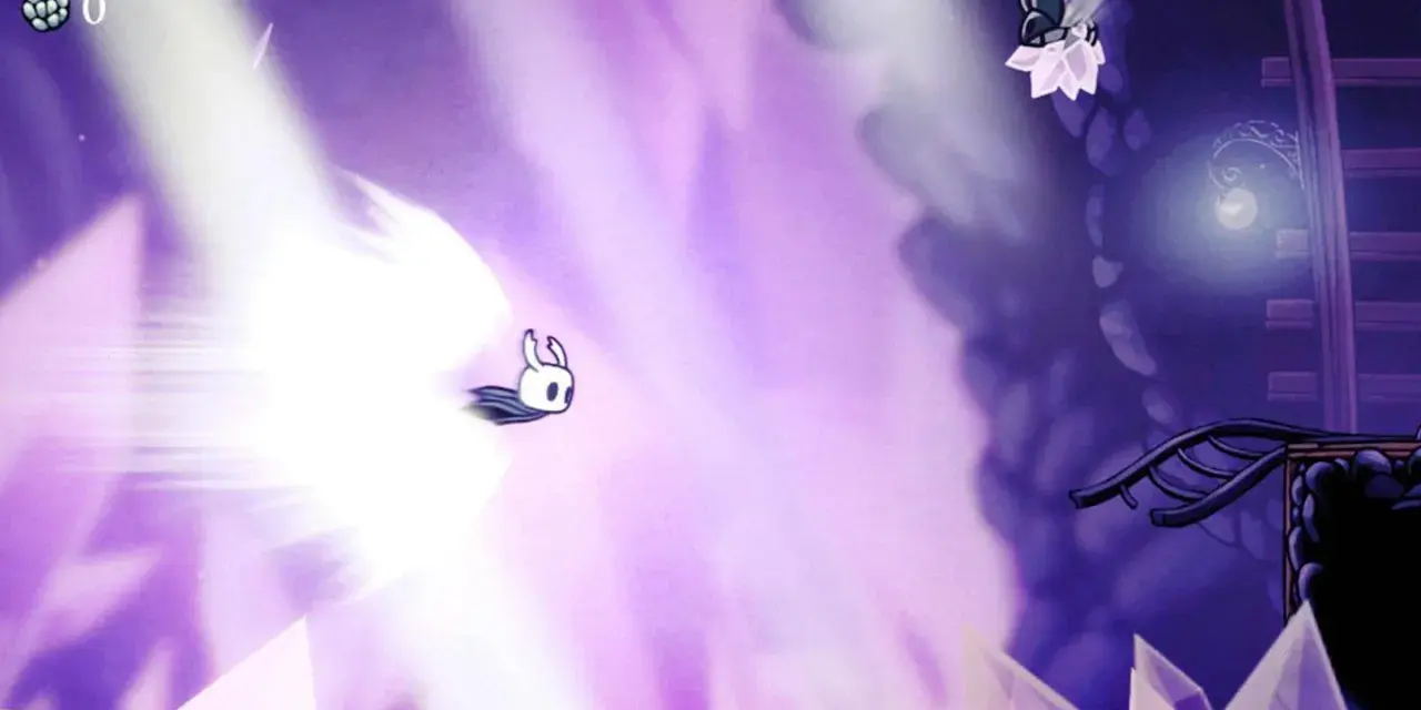 El Caballero avanza con un ataque relámpago en un entorno de cristales morados, buscando el platino en Hollow Knight.