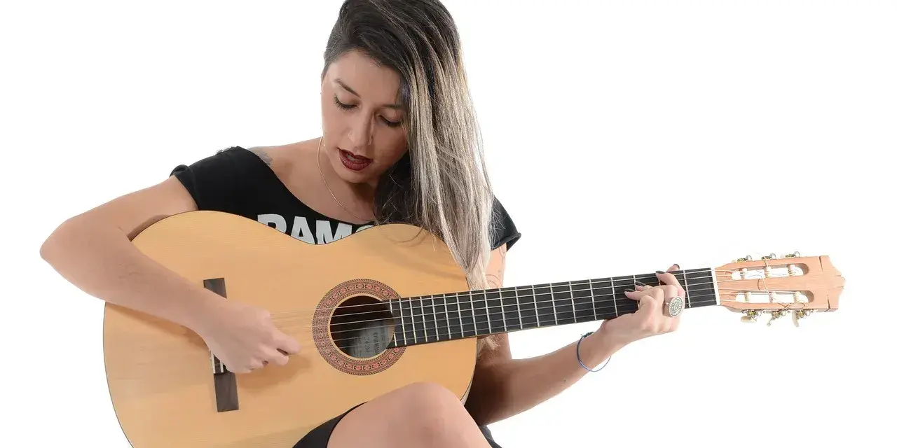Kobieta gra na gitarze, nucąc stare piosenki country.