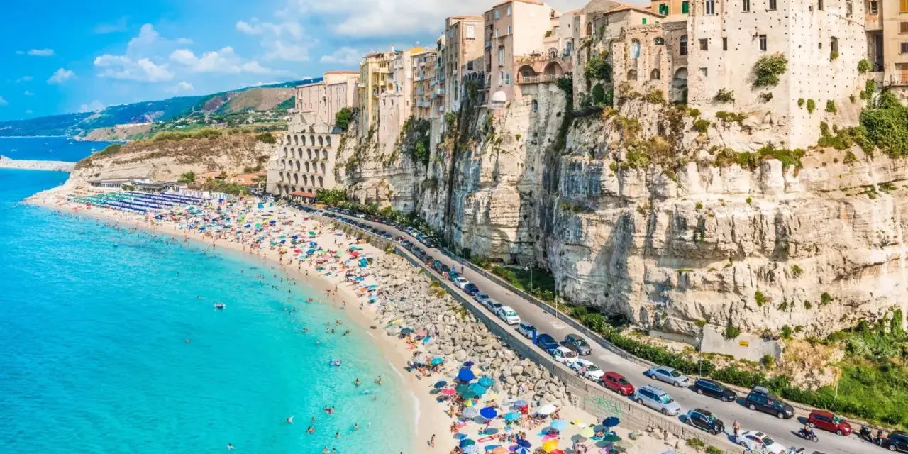 Calabria: Guida alle Migliori Località Balneari (Tirreno vs Ionio)
