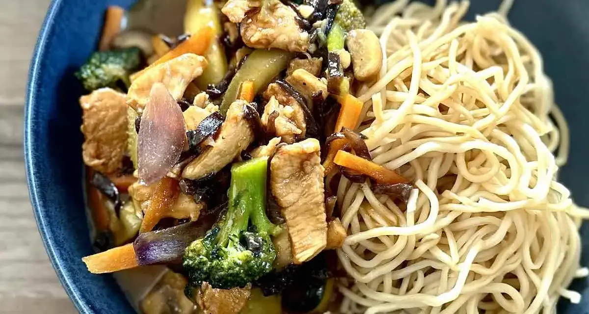 Pyszne dania z sosem teriyaki: kurczak z warzywami i makaronem.