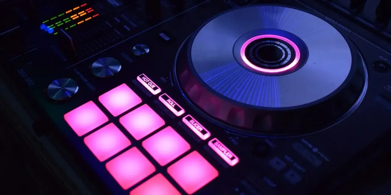 DJ kontroler z podświetlanymi na różowo padami i świecącym na niebiesko talerzem. Idealny do tworzenia muzyki, np. dubstep co to za gatunek?