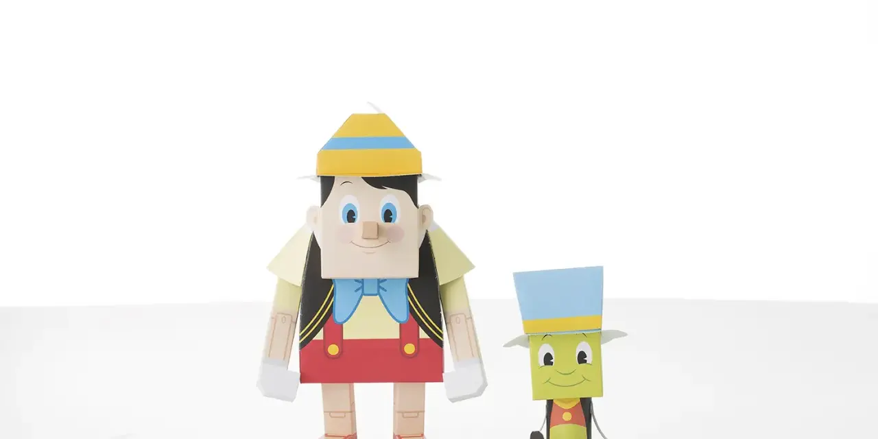 Figuras de Pinocchio y Pepito Grillo hechas con manualidades de papel pinocho.