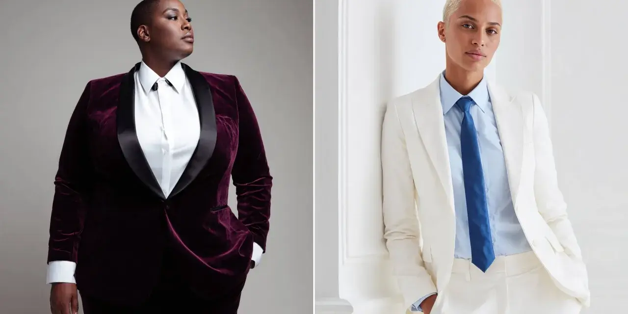 Dos modelos, uno con traje de terciopelo burdeos y otro con traje blanco, ambos con camisas y corbatas, proyectan una imagen de elegancia andrógina.