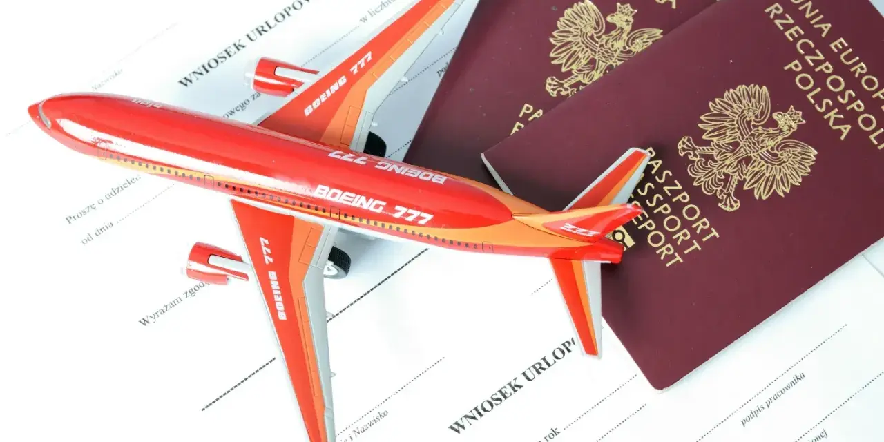 Model samolotu Boeing 777 leży na dokumentach i paszportach. Czy do Albanii potrzebny jest paszport? Sprawdźmy!