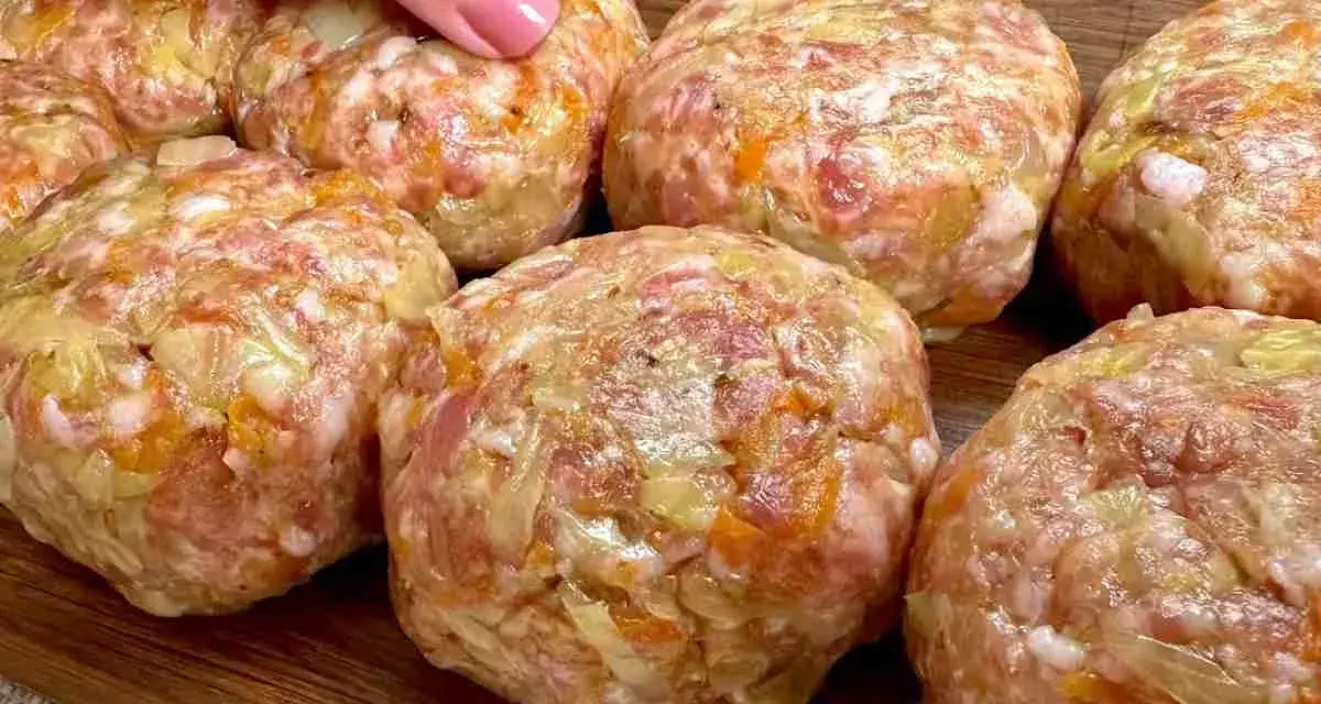 Mani che preparano polpette in bianco, un impasto di carne macinata con verdure, pronte per essere cucinate.
