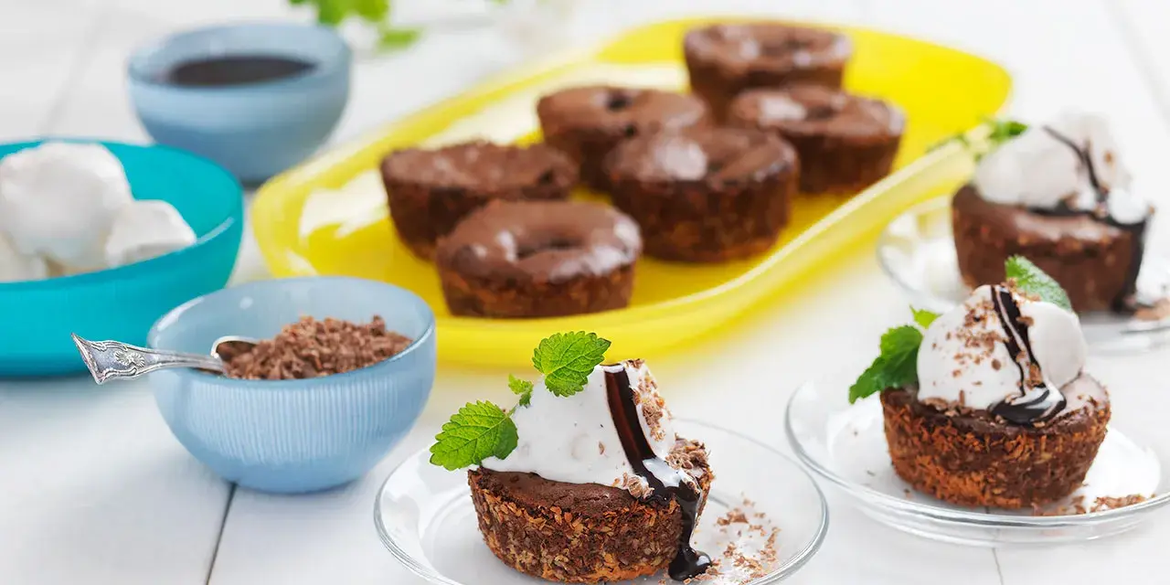 Kladdkakemuffins recept med vaniljglass, chokladsås och mynta. Perfekt för fikat!