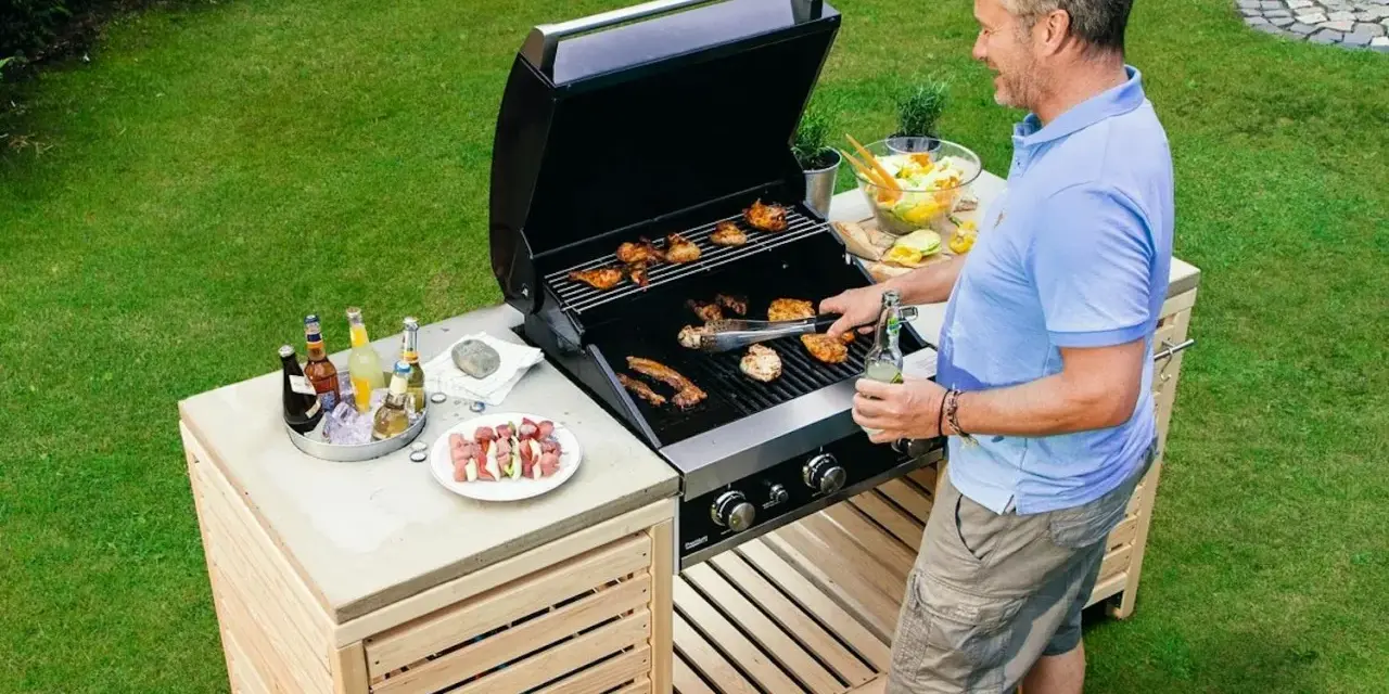Man grillar på ett fint grillbord i trä. Perfekt för att bygga ett eget grillbord för sommarens fester.
