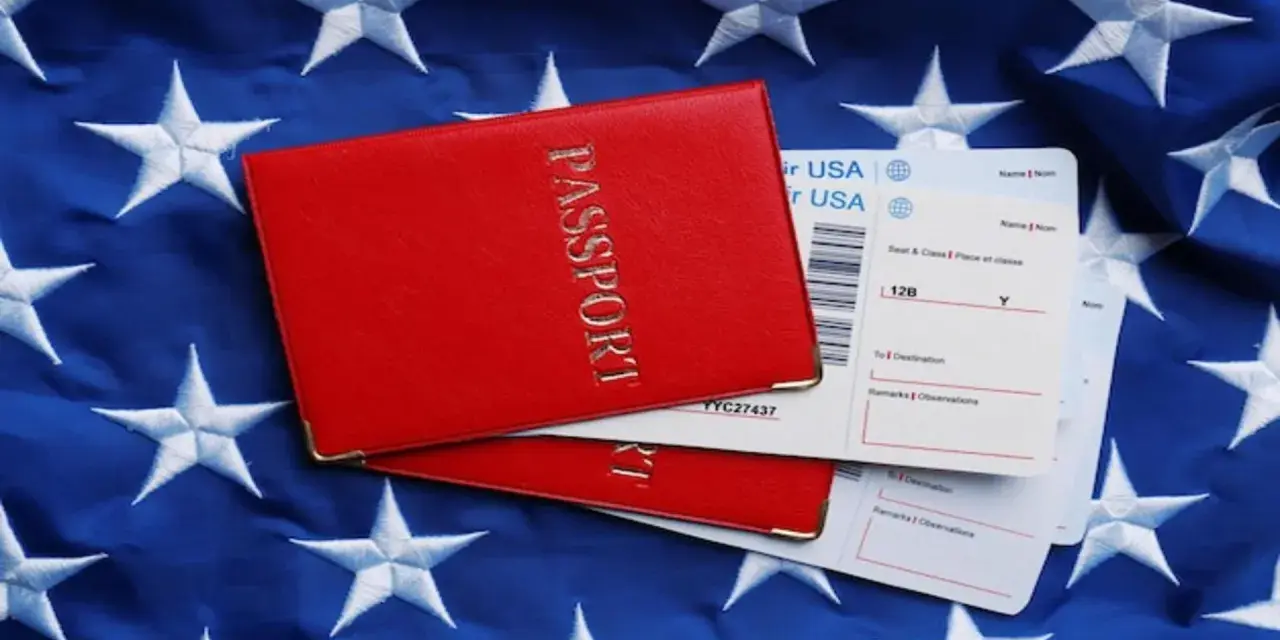 Czerwony paszport i bilety lotnicze na tle flagi USA. Zastanawiasz się, ile kosztuje bilet do USA w dwie strony?