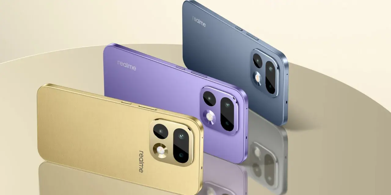 Trzy smartfony marki realme w kolorach złotym, fioletowym i niebieskim prezentują się elegancko. realme to firma znana z innowacyjnych urządzeń.