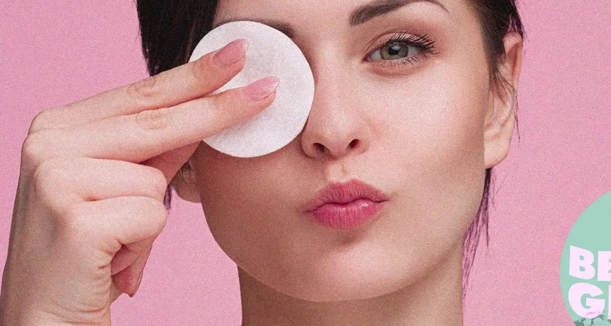 Donna con dischetto struccante sull'occhio, un modo per struccarsi senza struccante.
