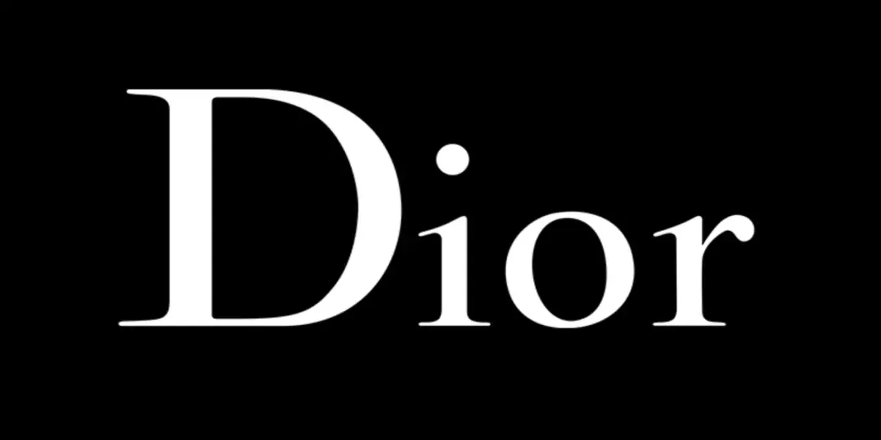 Logo Dior bianco su sfondo nero. Un'icona di stile che racconta una storia di eleganza.
