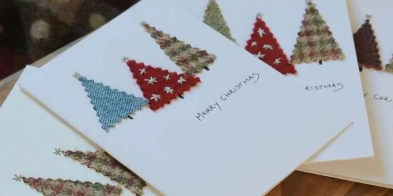 Tarjetas de Navidad para dibujar con árboles de tela cosidos. Un diseño encantador para crear tus propias felicitaciones.