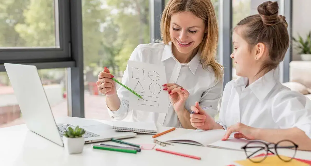 Educatrice mostra forme geometriche a una bambina, un'immagine che evoca offerte lavoro educatore e apprendimento.